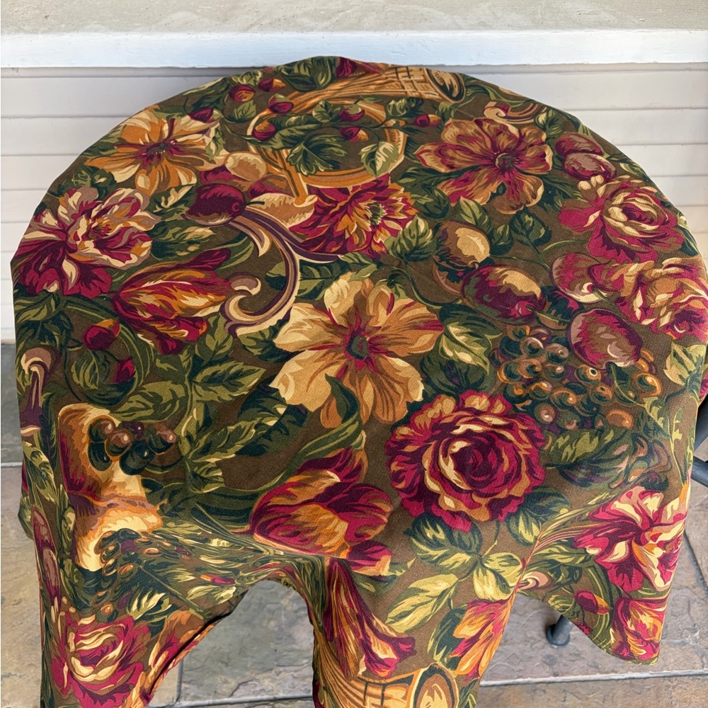 NWOT set Lauren Ralph Lauren Classic round tablecloth and 4 napkins